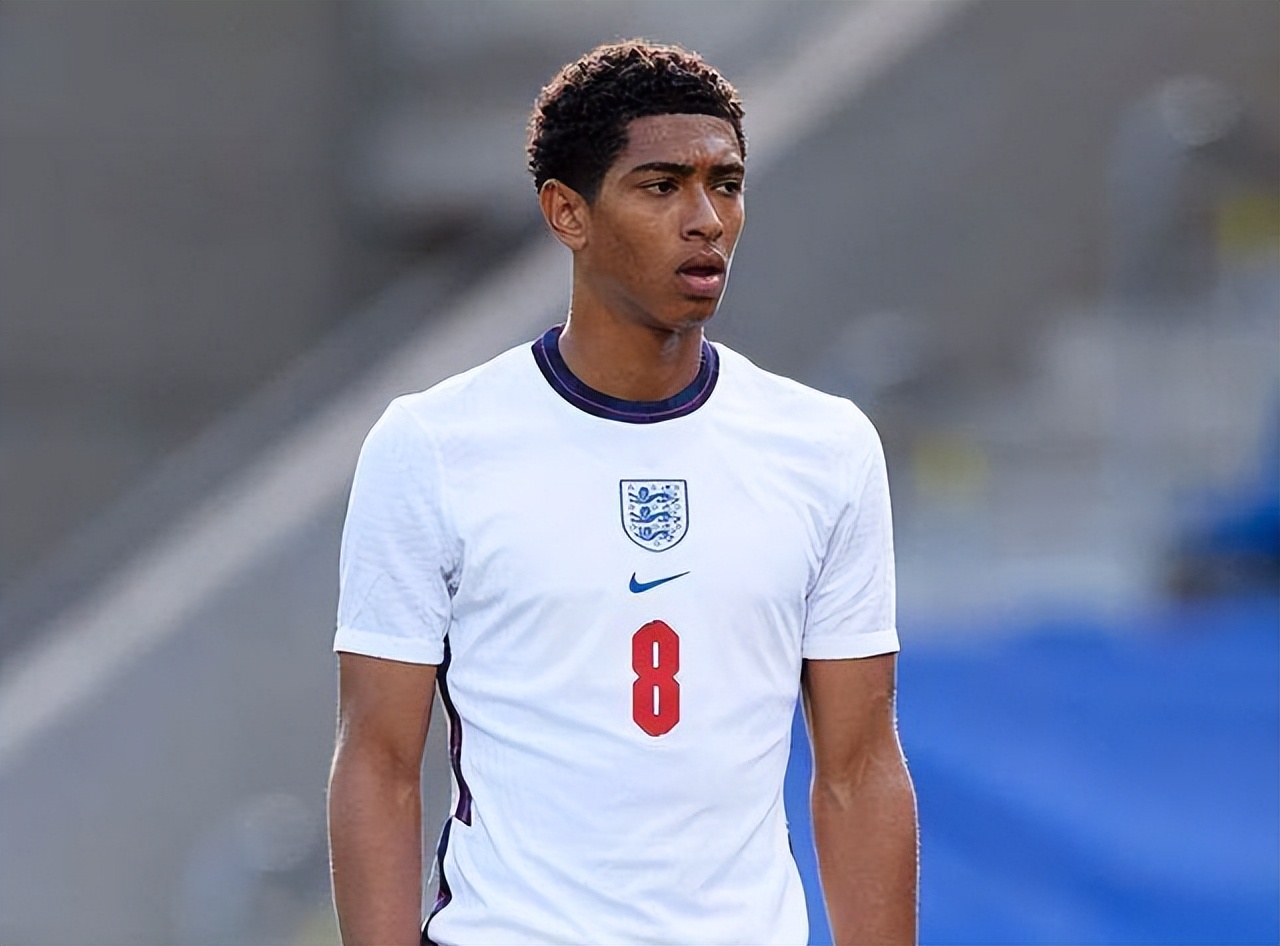 利物浦官网仅放萨拉赫抢圈训练图，未展示其与队友拥抱镜头