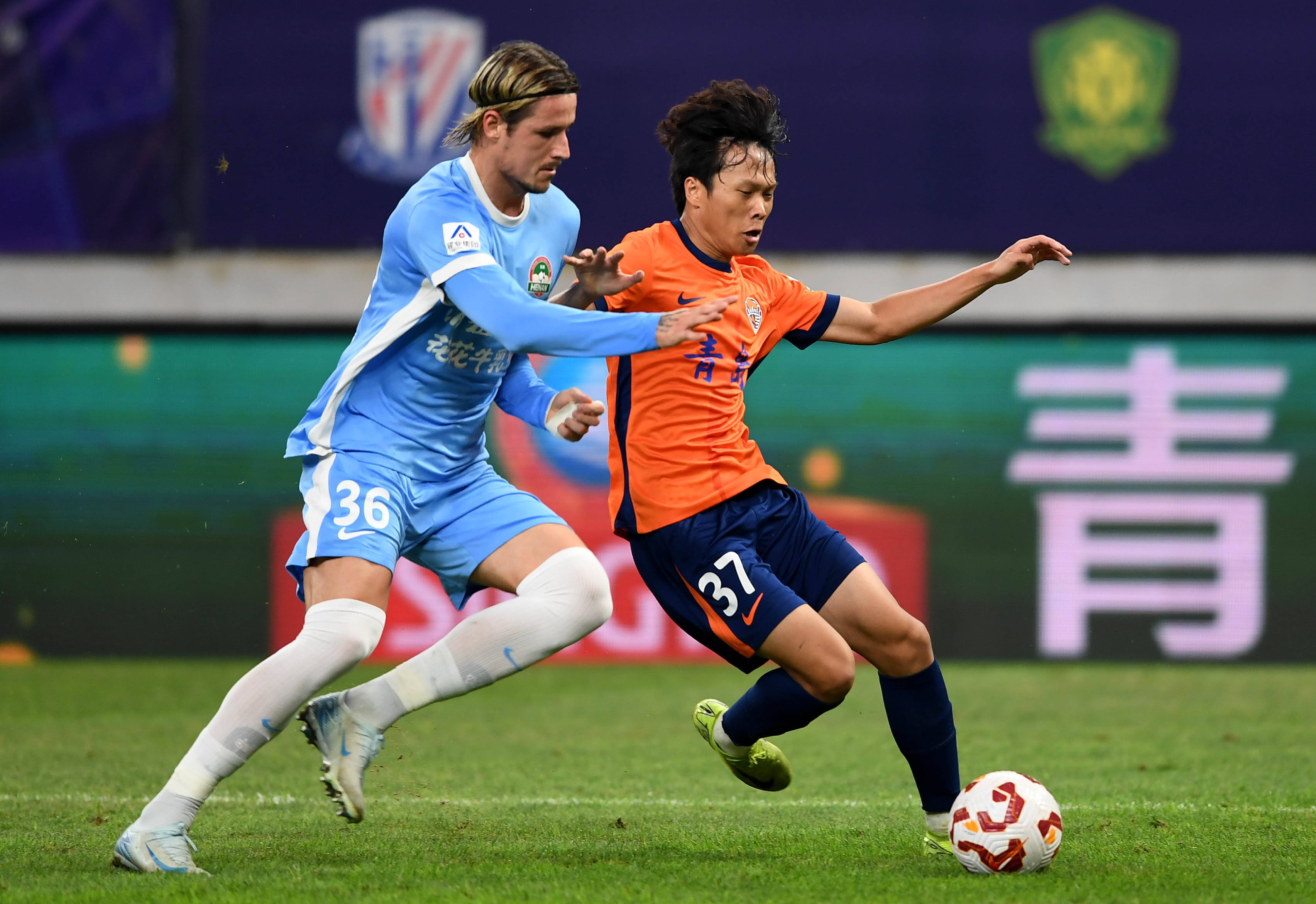 中场核心连续突破防守制造射门机会