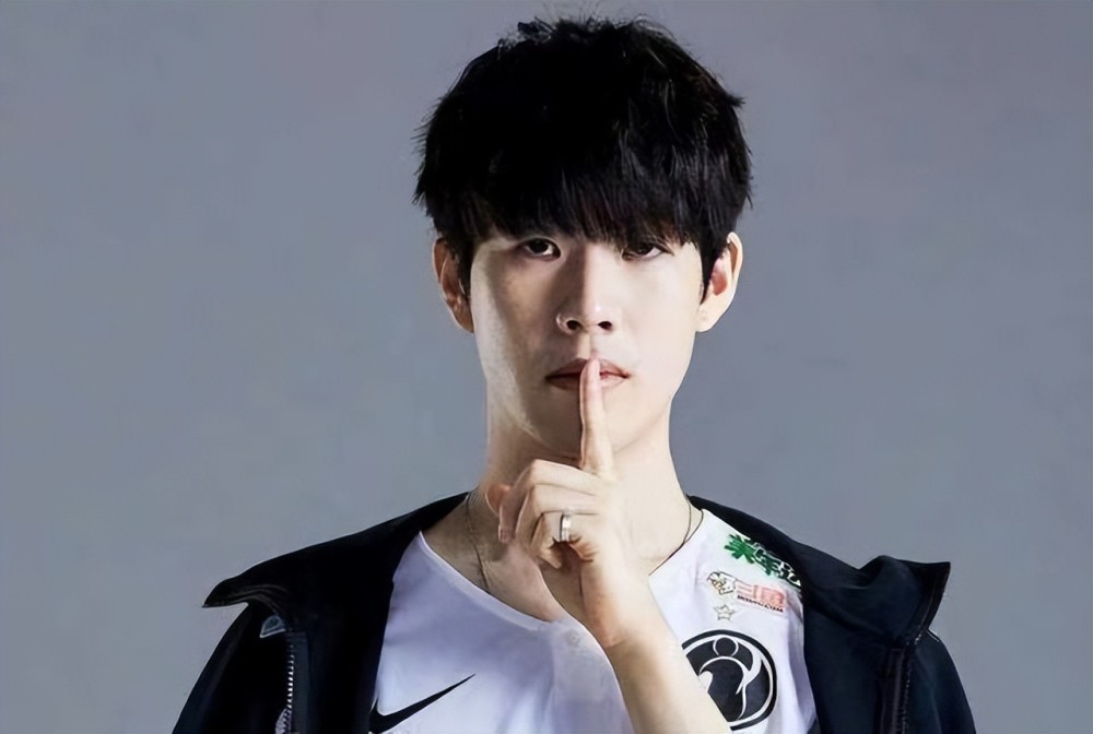 S13决赛主持人裴惠智分享决赛日与T1中野合照及赛后感言