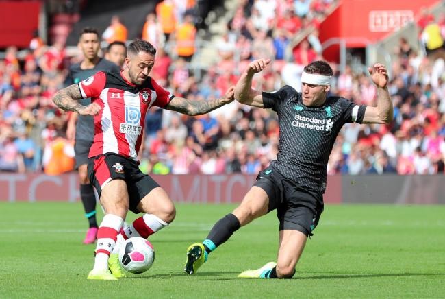 曼联官方分享本赛季全家福，男女足球员一同拍摄（曼联官方发布本赛季合照，男足女足齐亮相）