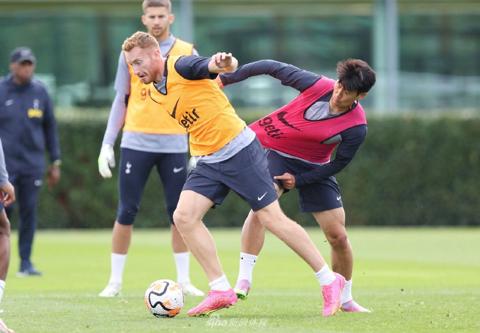 吉拉西无缘2025非洲足球先生奖，他的哥哥在社媒表达不满（吉拉西落选2025非洲足球先生，哥哥在社媒发声不满）