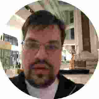 LPL主持小钰晒照：坐上世一王座感受了当T1第6个成员